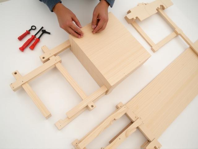 組み立て途中のモダンな木製家具